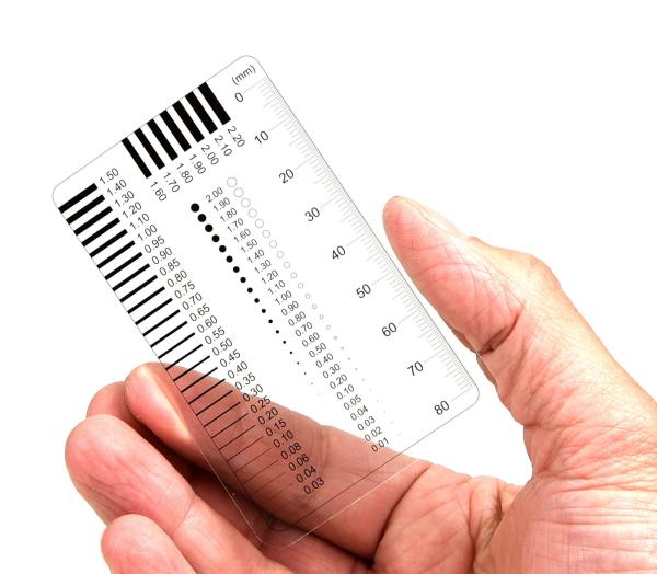 Klare Rissbreitenkarte in der Hand
